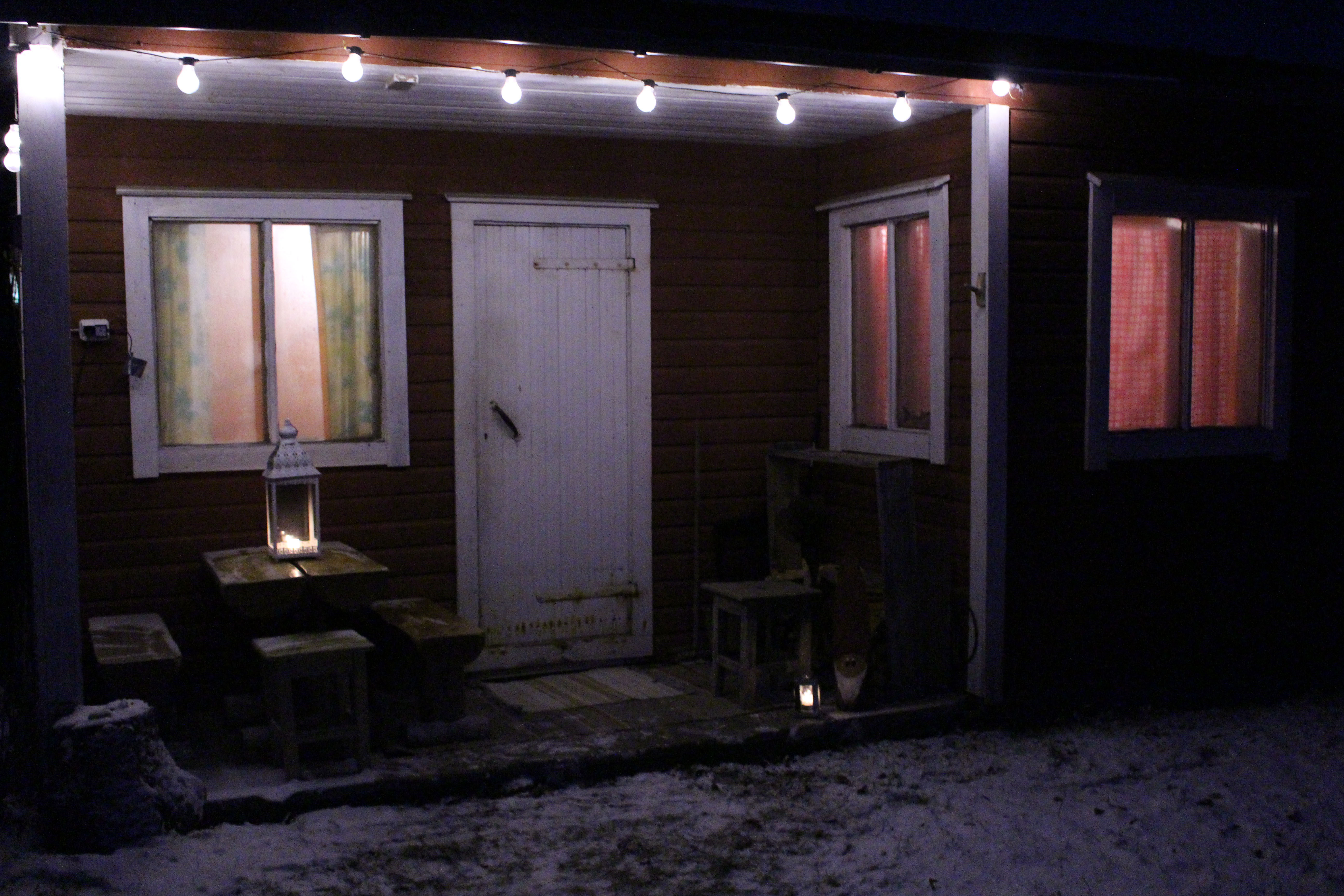 Joulusauna kuuluu vahvasti monen perheen jouluperinteisiin. Jouluna saunotaan mielellään ulkosaunassa. Sauna koristetaan jouluiseksi kynttilöin ja havunoksin. Osa kokemusta on saunavastan tuoma tuoksu.
