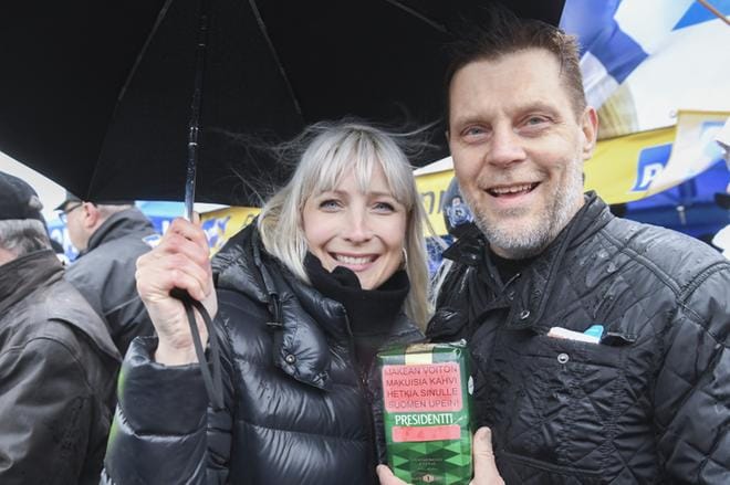 Kari Rannanjärvi antoi Laura Huhtasaarelle Hakaniemen torilla Presidentti-kahvipaketin kampanjaa vauhdittamaan. Huhtasaari oli ennen kampanja-avausta tavattavissa torin maalaismarkkinoilla. KUVA: Kimmo Brandt