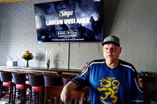 Pub Applejackin omistaja Vesa Kataja kertoo, että pubin nimeä oli vaikea keksiä, mutta Jaska-kissamme tuli siinä apuun. Logossa on myös moottoripyörän vetoratas ja ketju. KUVA: MIIANELLA HERRALA