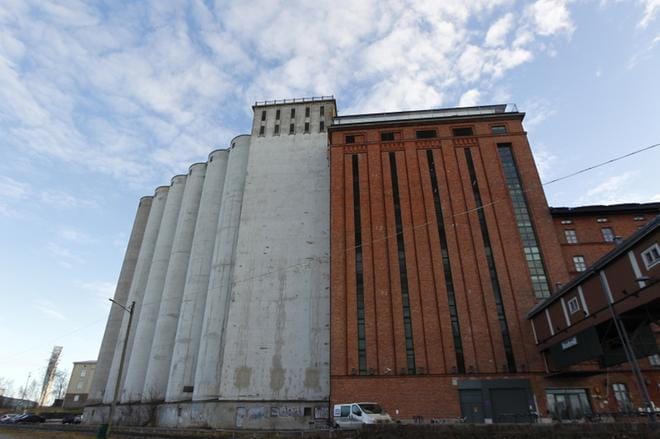 Kaavoitusjohtaja esittää kaupunginhallituksen suunnittelujaostolle, että uudessa asemakaavassa siilojen suojelumerkintä poistetaan, jotta siilot voidaan purkaa. Kuva: Selma Paavola