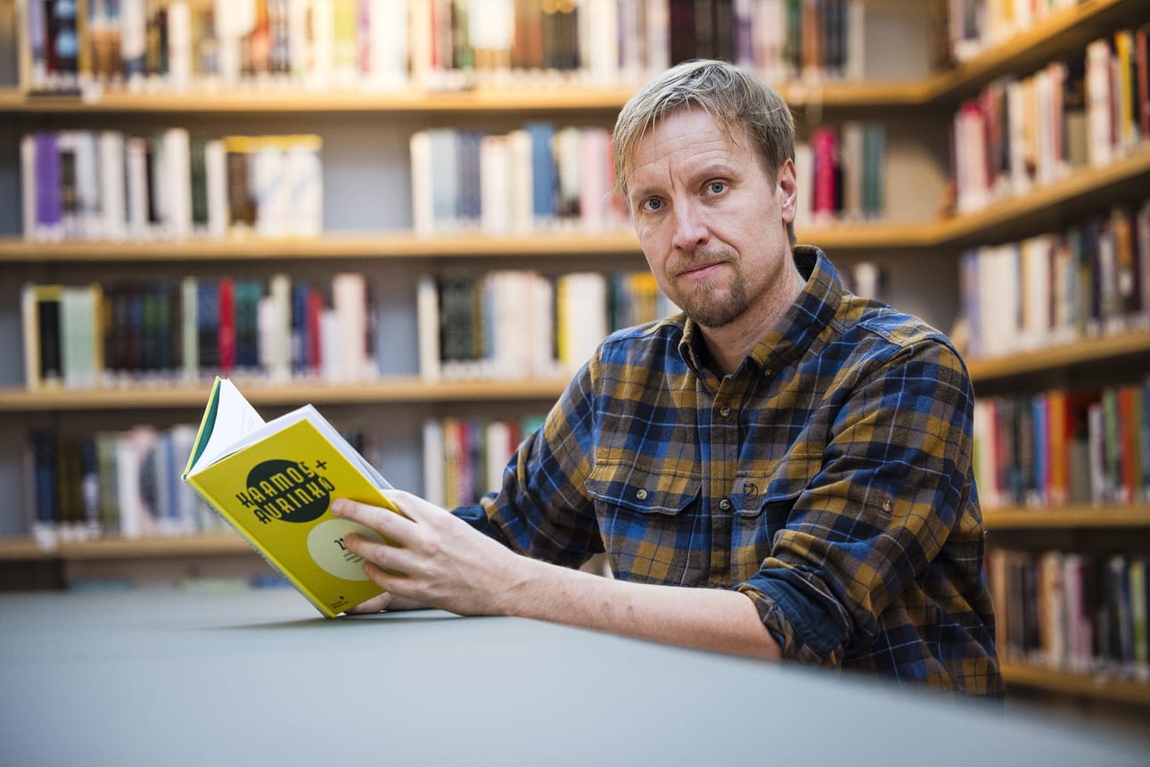 Antti Autioniemi sai idean Lapin tarinoita julkaisevasta kustannusyhtiöstä, kun hän toimi revontulioppaana kansainvälisille matkailijoille. Nyt hän haluaa tehdä lappilaisten tarinoista ja Lapin lisästä tunnetun kirjallisuudenlajin.