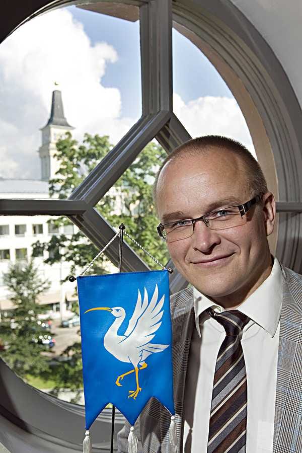 Kehittämisjohtaja Timo Nousiainen on myös Oulunsalon kunnanjohtaja eli yksi niistä kolmesta kuntajohtajasta, jotka sijoittuvat uuden Oulun keskushallintoon.