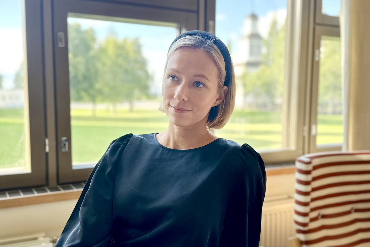 Nelilapsisen perheen äiti Eveliina Joensuu pitää hyvänä sitä, että Alajärveltä käsin on mahdollista tehdä kokopäiväisesti etätöitä.