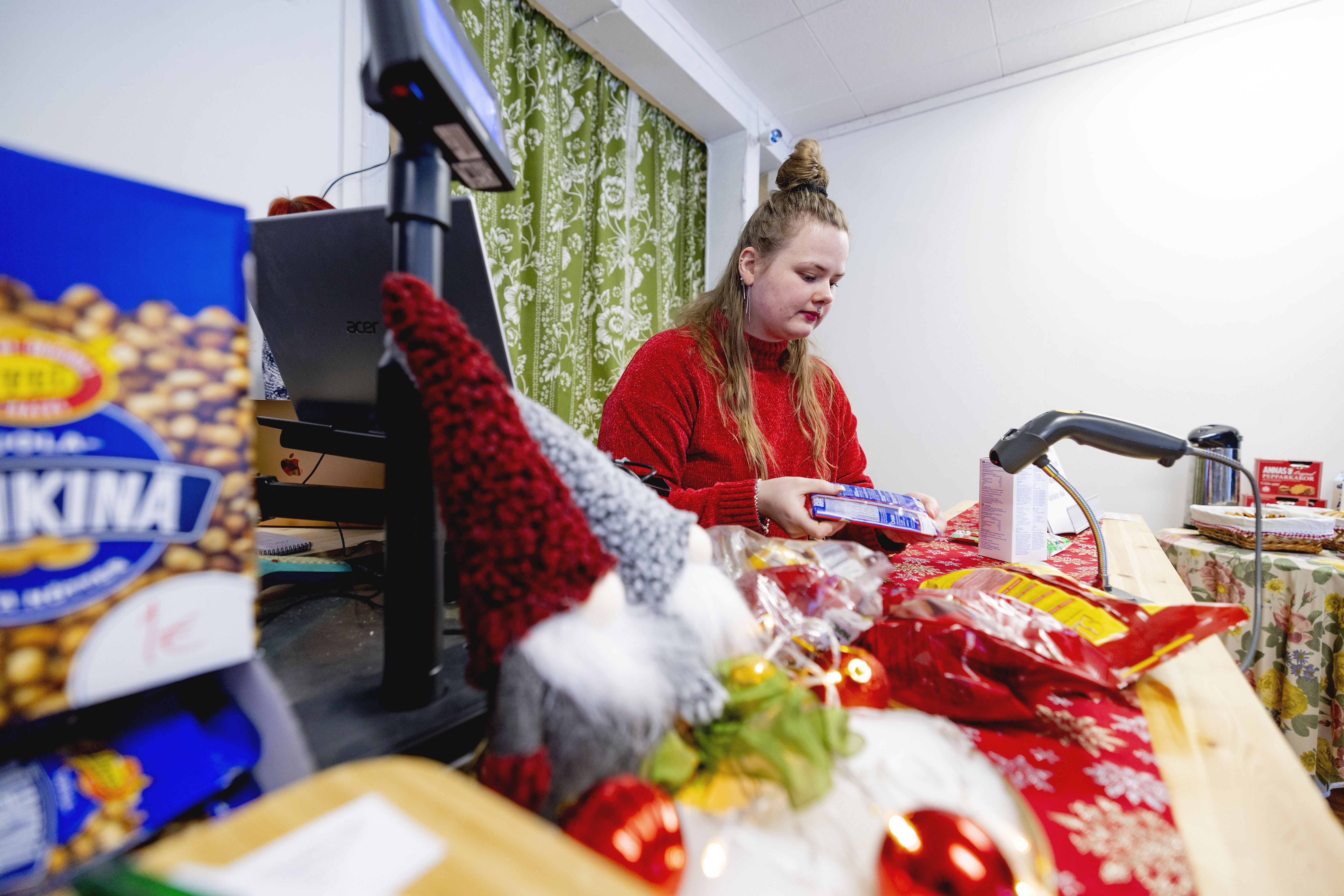 Rina Sunnarborg tulee kouralaisille tutuksi kassan takana.