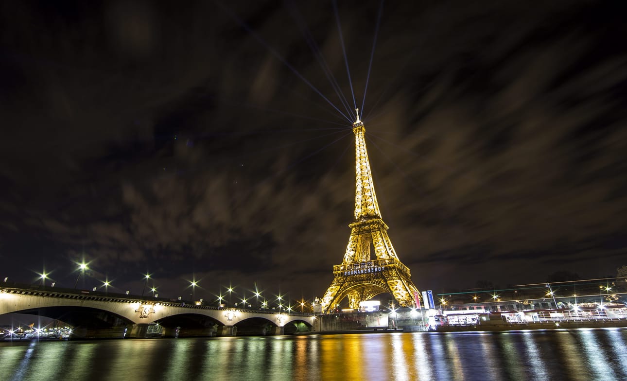 Normaalina päivänä Eiffel-tornissa vierailee jopa 20 000 ihmistä.