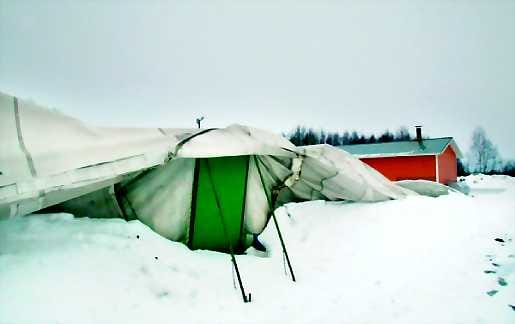Kuin pannukakku. Limingan jäähalli oli surullinen näky.