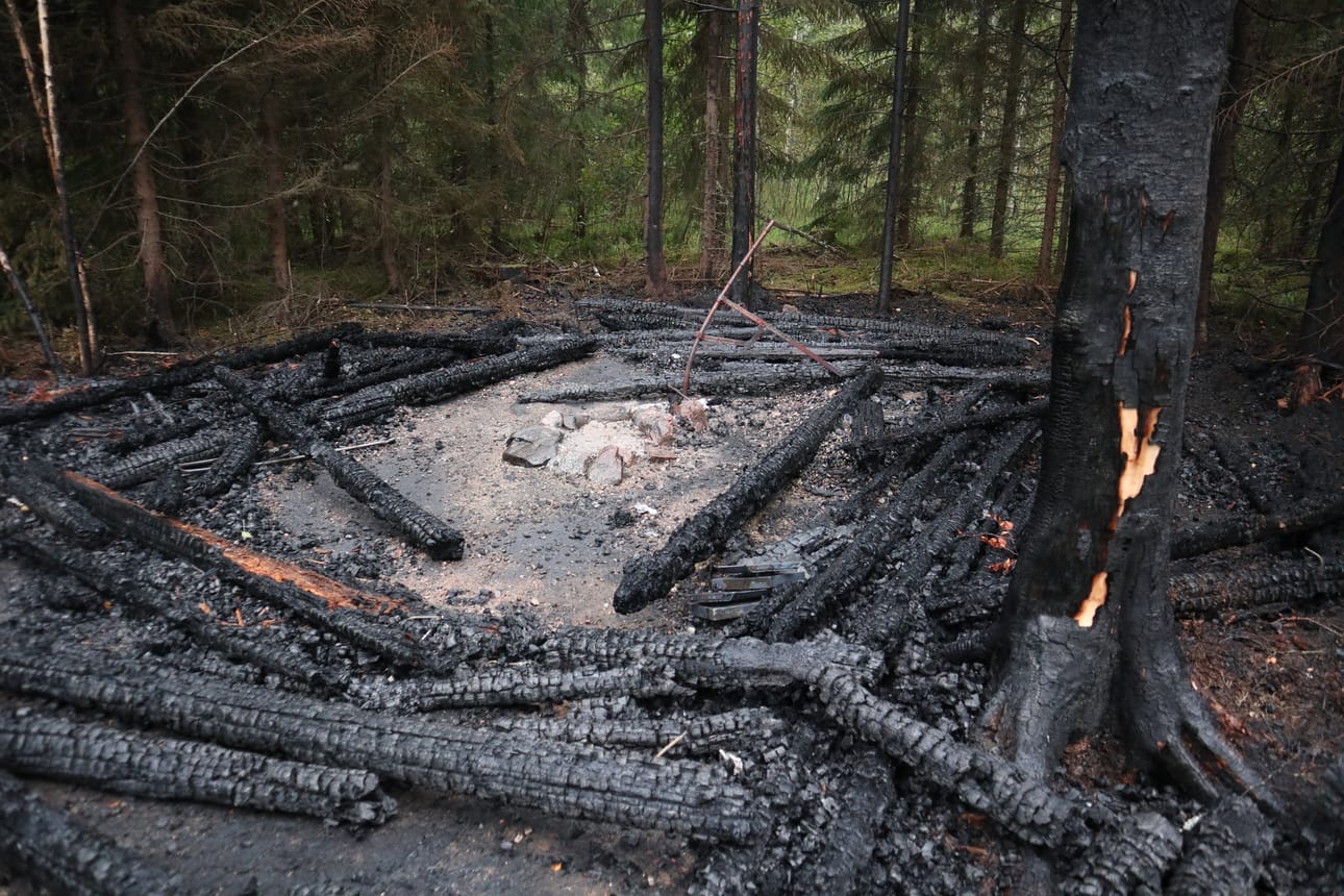 Näky metsästäjien entisellä laavulla oli lohduton sunnuntaina.