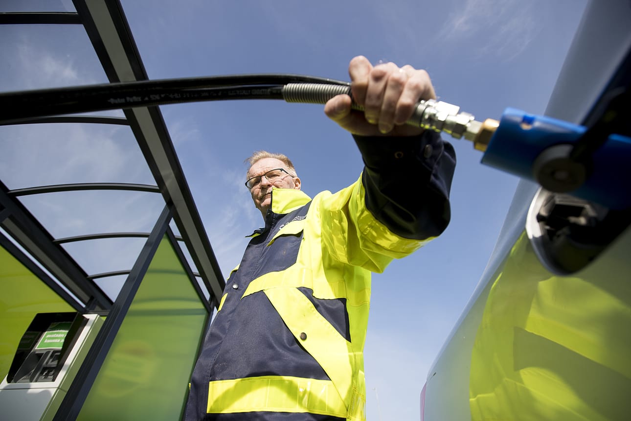 Oulun Jätehuollon toimitusjohtaja Markku Illikainen oli tyytyväinen, kun pääsi tankkaamaan Oulussa kaasua autoonsa ensimmäistä kertaa.