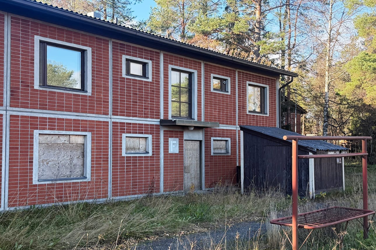 Purettavat talot sijaitsevat Kemin Tervaharjulla. Hillevinkadulla on ollut pidempään jo levyt ikkunoissa ja ovissa.