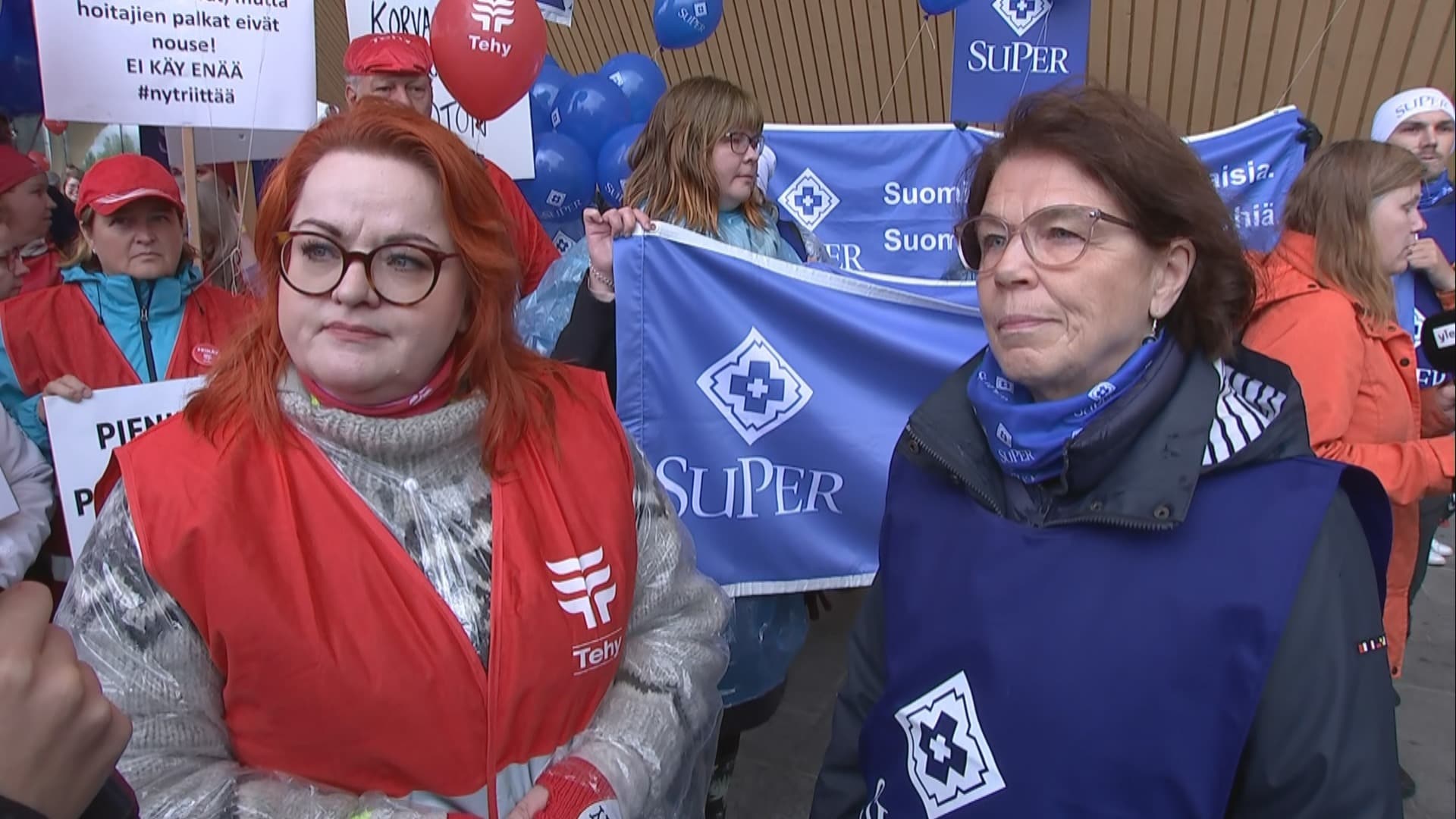 Hoitajaliitot osoittavat mieltään Kansalaistorilla – haastattelussa Tehyn ja Superin puheenjohtajat: "Ennenkuulumatonta"