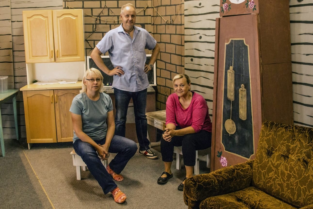Petäjäskosken nuorisoseura on historiassaan kunnostautunut näytelmien parissa. Ensi talven aikana on näytelmäharjoitukset on tavoitteena saada palaamaan nuorisoseuran lavalle. Kuvassa näyttämön lavalla nuorisoseuralaiset Hilkka Suomalainen, Antti Mäkelä ja Anne Törmälä.