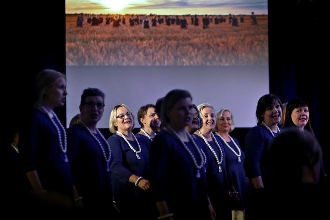 Seinäjokelainen naiskuoro Sorja juhli Seuralan salissa Canta al mar -kilpailussa Espanjassa saavutettuja voittoja. KUVAT: TOMI KOSONEN
