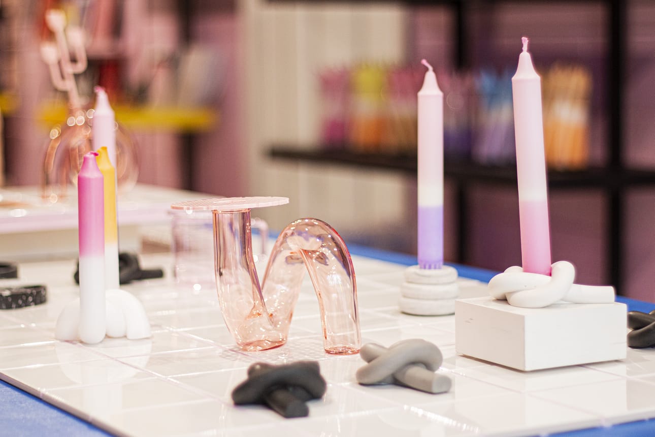 "Laadukasta kotimaista designia löytyy maastamme paljon", toteaa tuottajakaksikko, joka itsekin myy suomalaisia designtuotteita Oulussa sijaitsevassa YO ZEN brandstoressa.