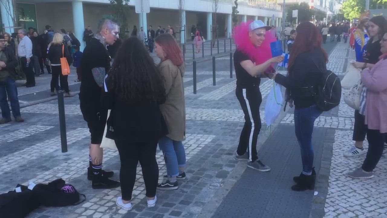 Saara Aallon suomalaisfaneja Lissabonissa