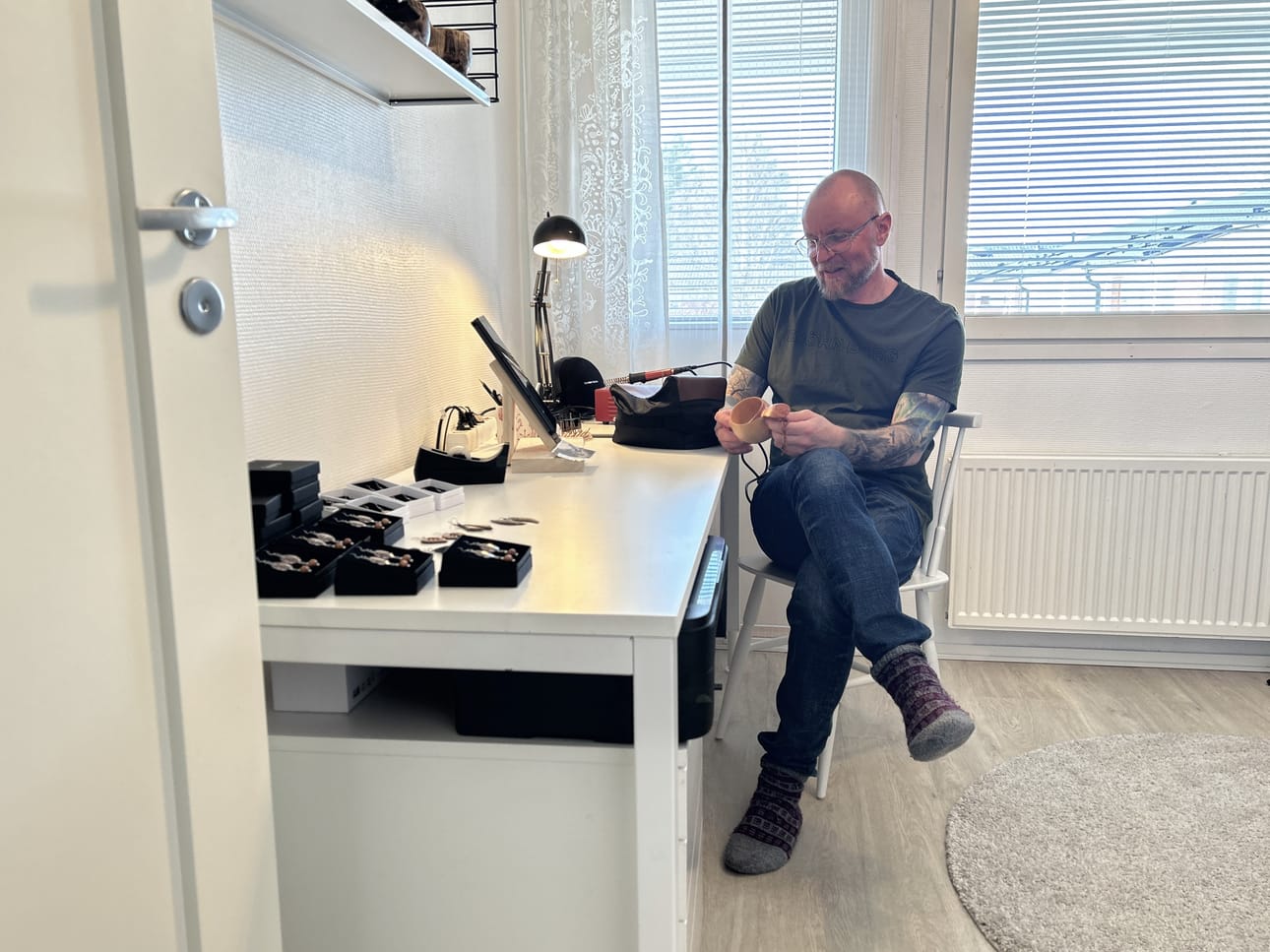 Christian Ojala tekee polttokynätaidetta kuksiin paitsi tilaustyönä myös omaa varastoaan täydentääkseen.