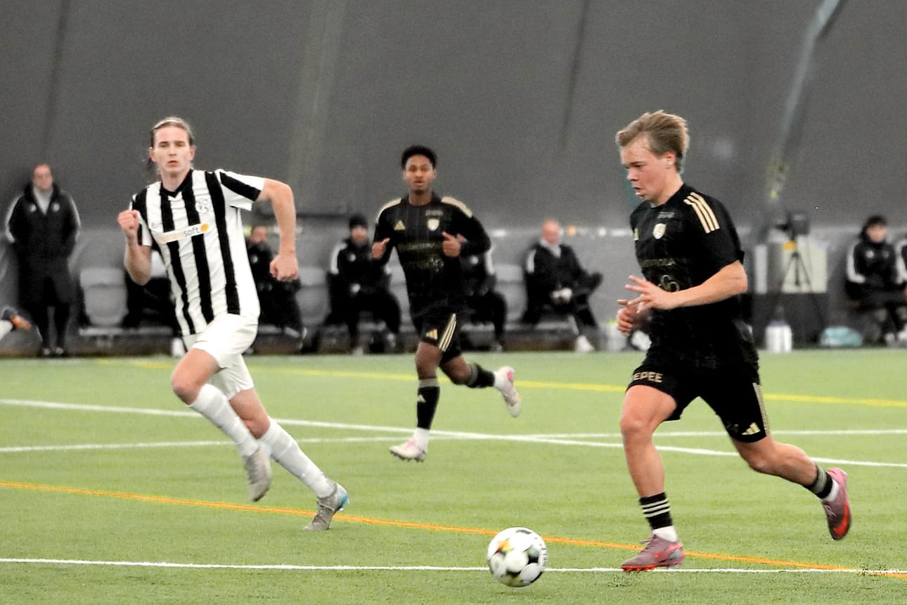 Seinäjoen Jalkapallokerhon Leon Vesterbacka (oik.) esiintyi edustusjoukkueen riveissä liigacupin ottelussa Vaasan Palloseuraa vastaan. Vesterbacka valittiin U19-ikäluokan maajoukkueeseen, joka valmistautuu EM-jatkokarsintaan. Arkistokuva.