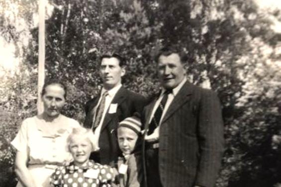 Helena, Aleksi ja Aino vuonna 1950 uuden kodin edustalla. Aino, kaksoset Vuokko ja Jussi, Aleksi ja takana Erkki Höri vuonna 1952. Artikkelin piirrokset Lyhyesti Halaki -kirjasta ja kuvat Jussi Latvalan kotialbumista. Lehden kannen vinkkipiirrokseen liittyvä Aleksi Latvalan sutkautus: ”Kun varastaa, niin saa varkaan nimen ja kun juo, niin saa juomarin nimen, mutta laiskan nimen saa vaikka ei tee mitään.”