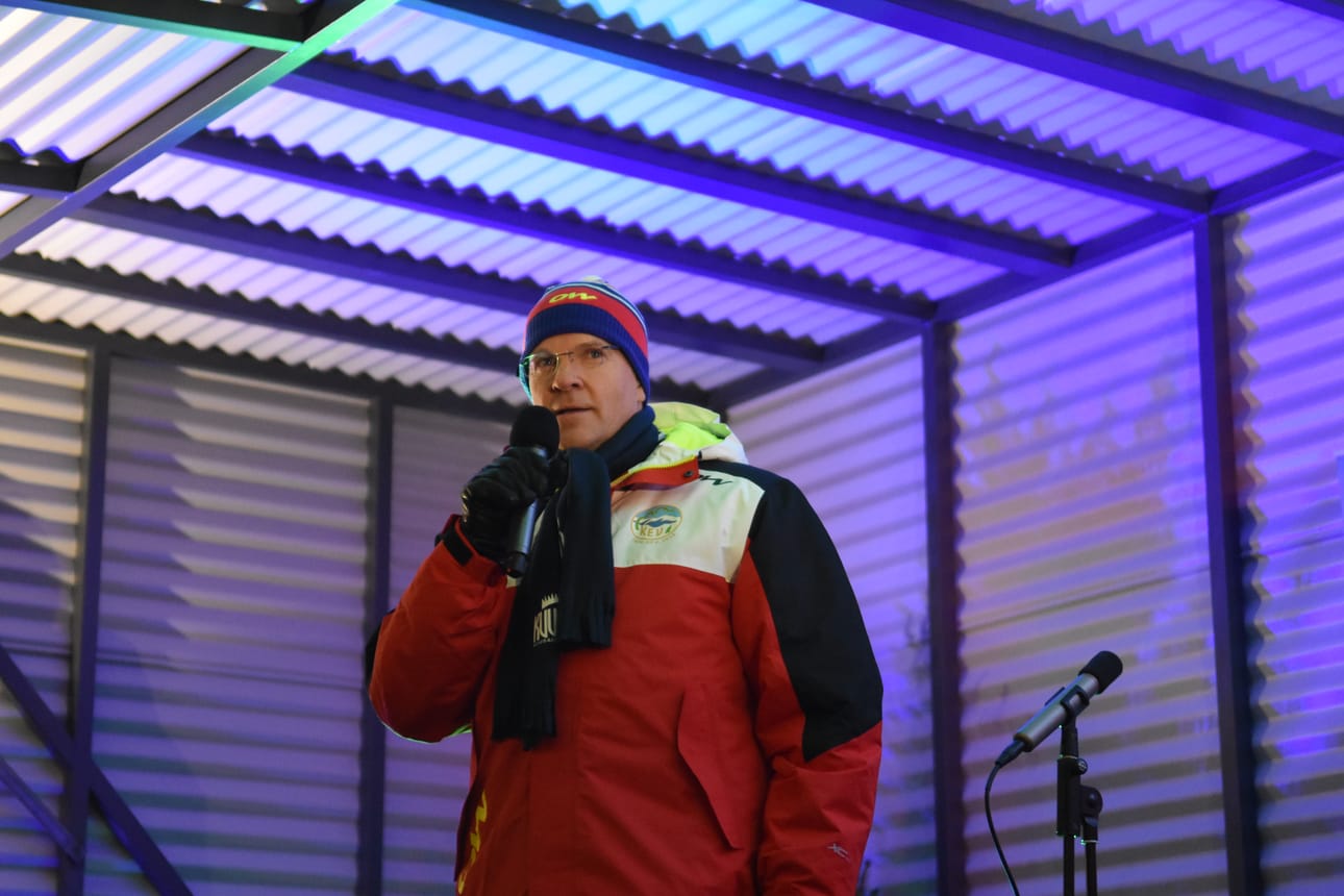 Jouko Manninen puhui Kuusamon joulunavauksessa Ruka Nordicin tamineissa.