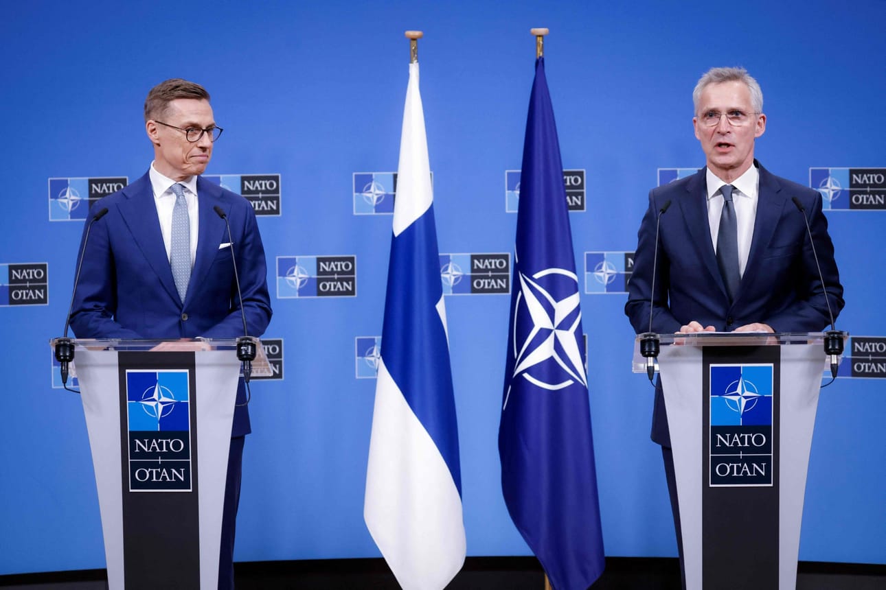 Jens Stoltenberg (oik.) saapuu Suomeen oresidentti Alexander Stubbin kutsusta. LEHTIKUVA/AFP