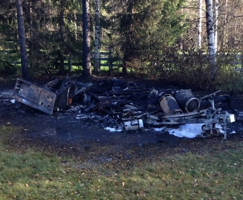 Asuntovaunu tuhoutui täysin tulipalossa lauantaina iltapäivällä.