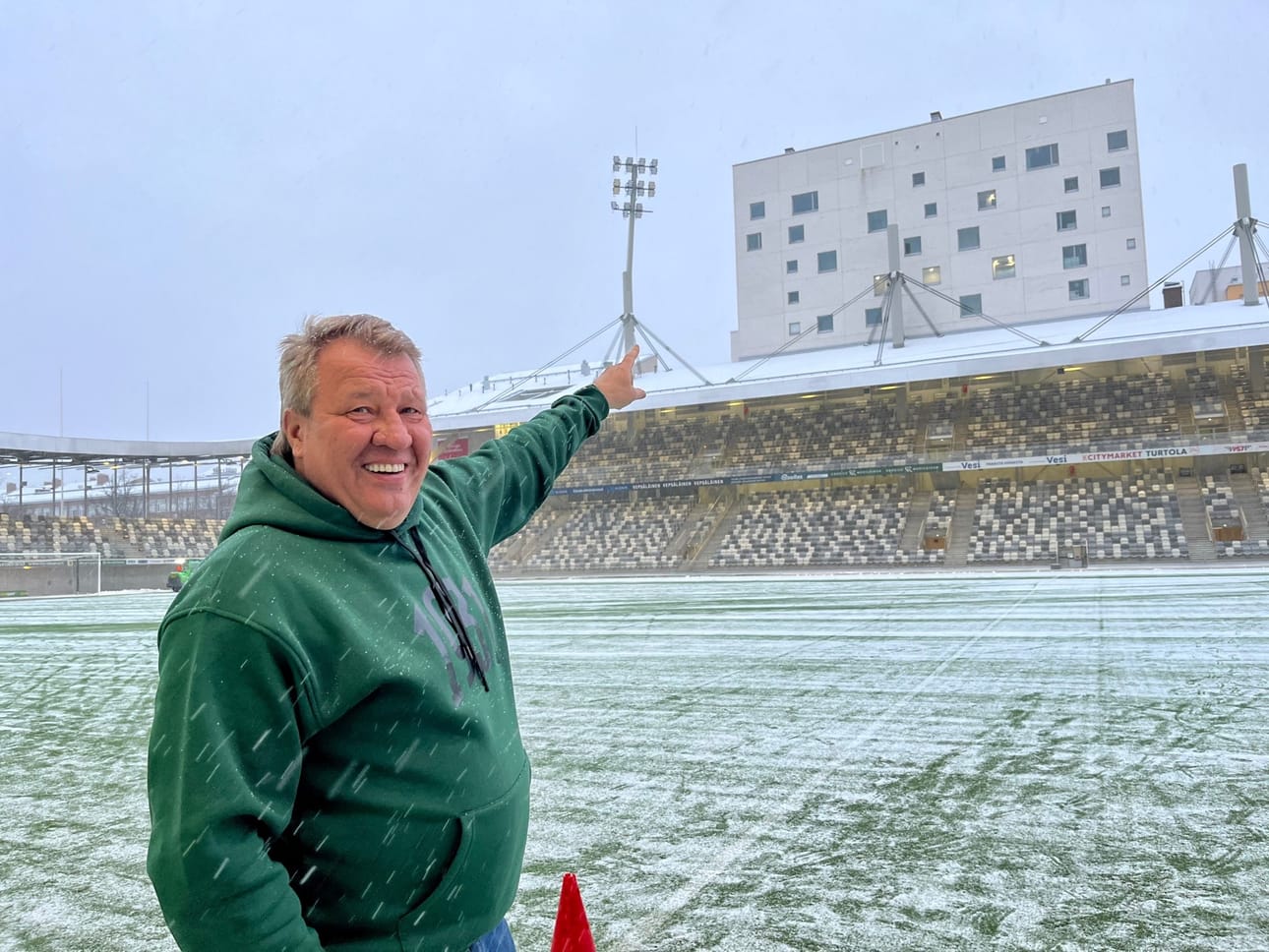 Risto Niklas-Salminen pelasi nuorena silloisella Tammelan pallokentällä Ilves-pelejä. Nykyään hän kertoo ylpeänä, miten uudessa Tammelan stadionkorttelissa kaikki osaset muodostavat eheän kokonaisuuden. Jalkapallon kaverina on kauppakeskus, yritystiloja, urbaania asuntokantaa ja helppokäyttöinen joukkoliikenne.