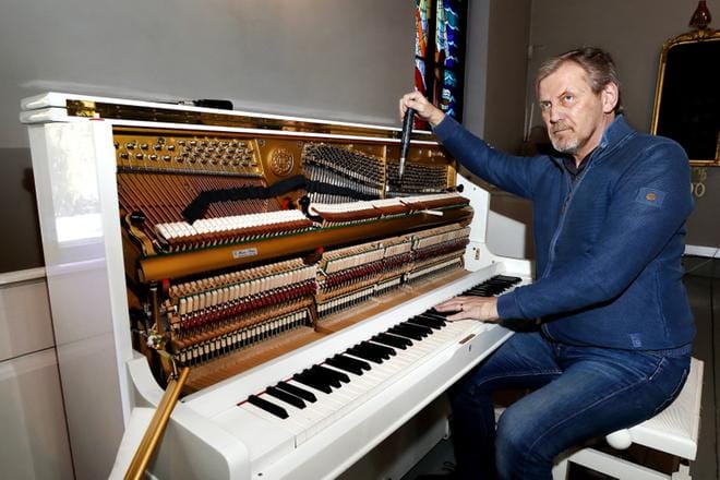 Seinäjoella asuva Juhani Rimpeläinen on toiminut maakunnassa pianonvirittäjänä jo 35 vuoden ajan. Hän on pannut merkille nykyilmiön, jossa vanhoja pianoja myydään netissä pilkkahintaan ja annetaan jopa ilmaiseksi. KUVAT: JOUKO HÄNNINEN