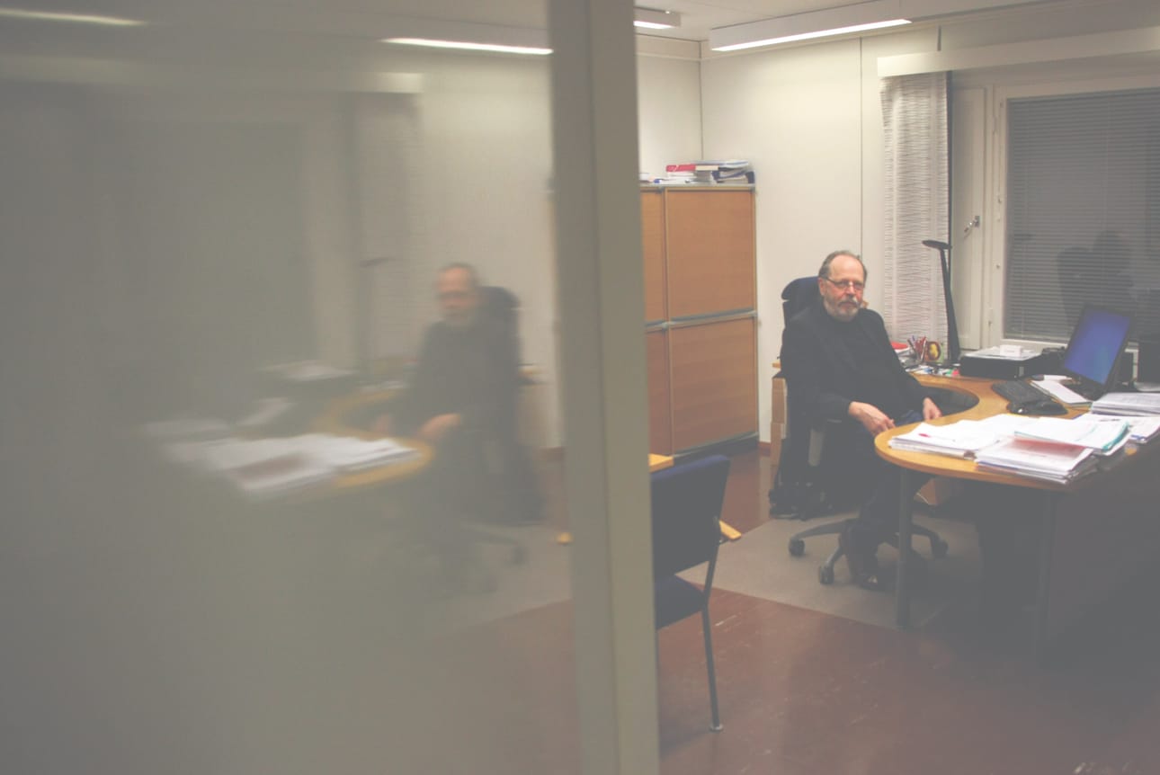 Kunnanjohtaja Tero Karinen kertoo, että sisäilmaongelmien syytä ei ole toistaiseksi paikannettu. Kunnanviraston piilosokkelirakenne on epäilyksen alla.
