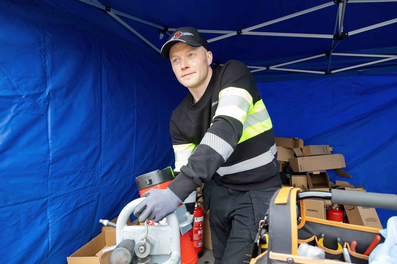 Mika hietikko-Kaukola käyttää sammutinta laitteessa, joka sekoittaa pullon sisältöä. Paikallaan ollessa sisältö voi paakkuuntua ja kovettua.