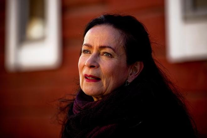 Leena Kellosalo on ehtinyt saada jo mukavaa palautetta hiljattain ilmestyneestä runokokoelmastaan Hevosenpääsumussa. – Ihmiset, jotka eivät yleensä runoja lue, ovat kertoneet lukeneensa tämän yhteen menoon. Kuva: Eetu Sillanpää