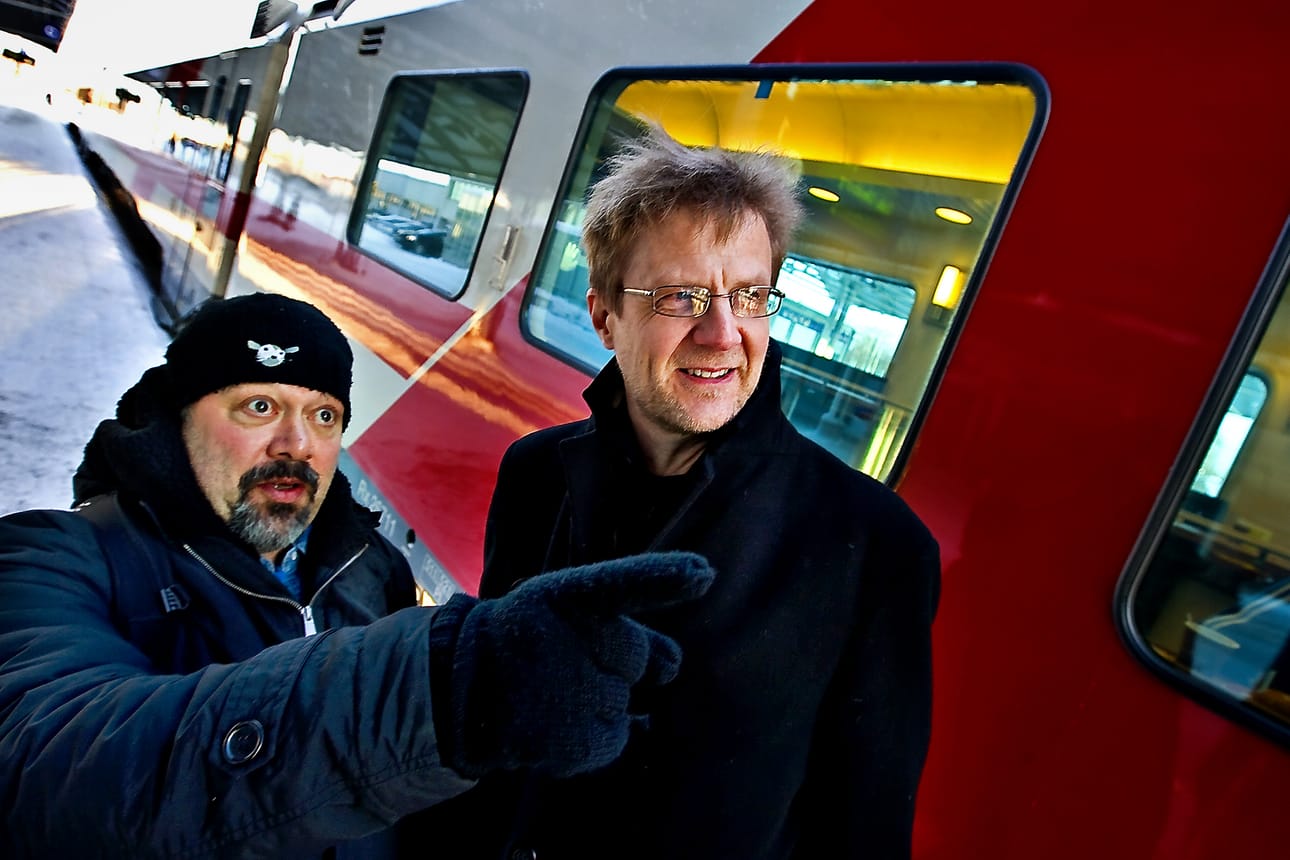 Kohti Lakeuren Ristiä, ohjaaja Dick Holmström osoittaa käsikirjoittaja Mikko Koivusalolle. Vuonna 2011 parivaljakko teki Seinäjoelle revyyn nimeltä Herttin tähäre.