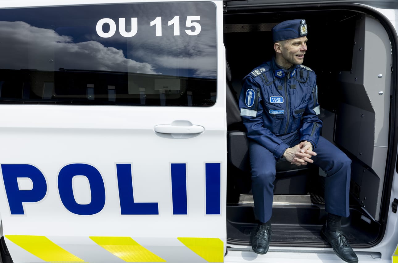 Oulun poliisilaitoksen ajoneuvovastaava, ylikomisario Marko Törmänen istuu uuden Ford Transitin keskikuljetustilassa. Siinä asiakas matkustaa normaalin ajoneuvon tavoin turvavöillä varustetuilla penkillä.