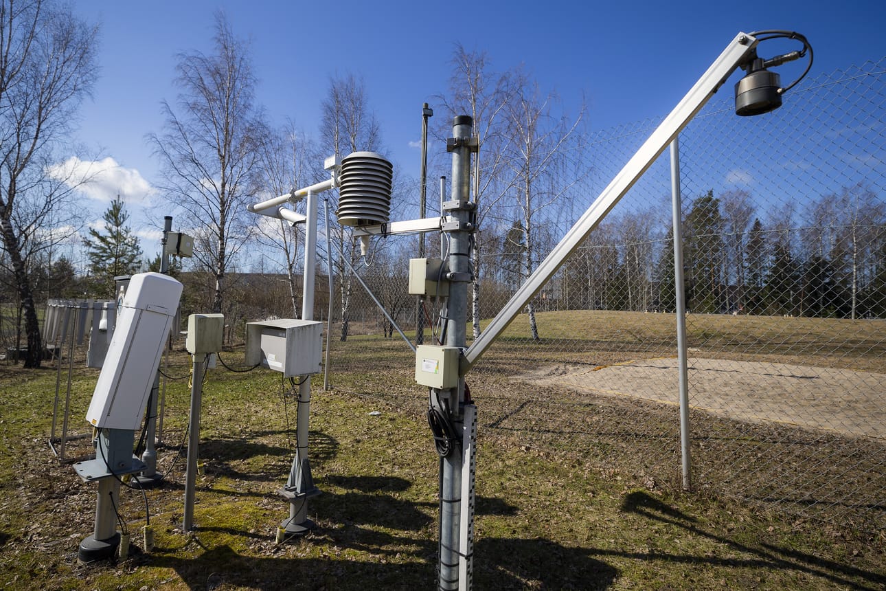 Säähavaintoasema mittaa monia havaintosuureita, mutta se ei vaadi suurta tilaa. Automaattinen asema lähettää tietoa 10 minuutin välein.
