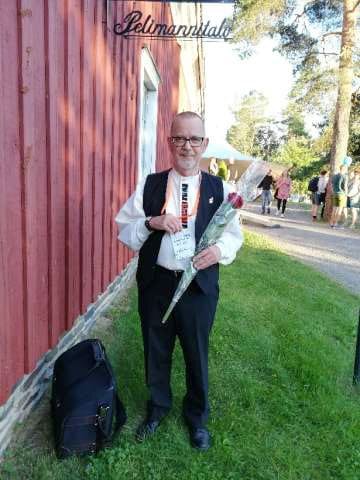 Mestaripelimannin arvonimi myönnettiin Hannu Rahikaiselle Kaustisilla viime viikonloppuna. Kuva Päivi Rahikainen