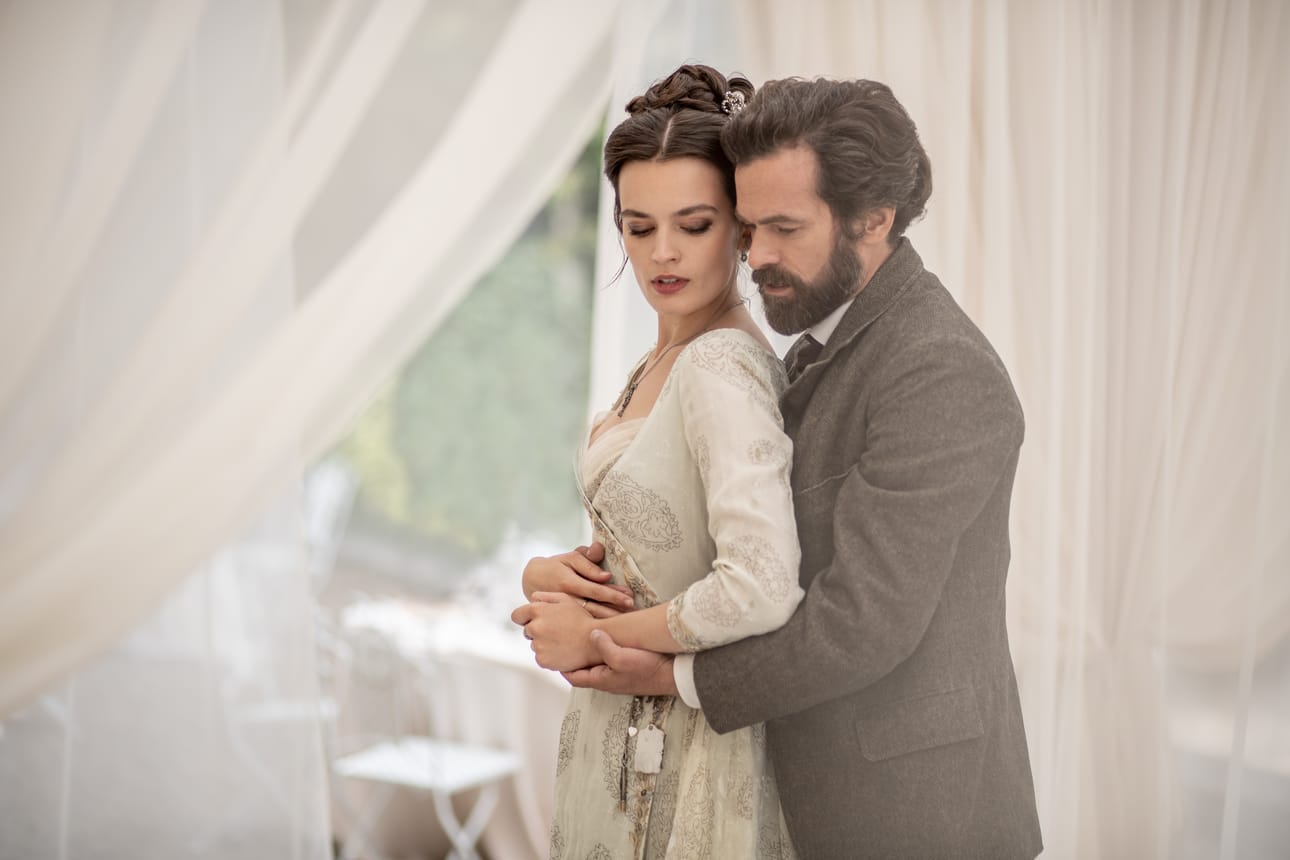 Adrienne Bourgès (Emma Mackey) ja Gustave Eiffel (Romain Duris) rakastavat rakennustöiden ohessa.