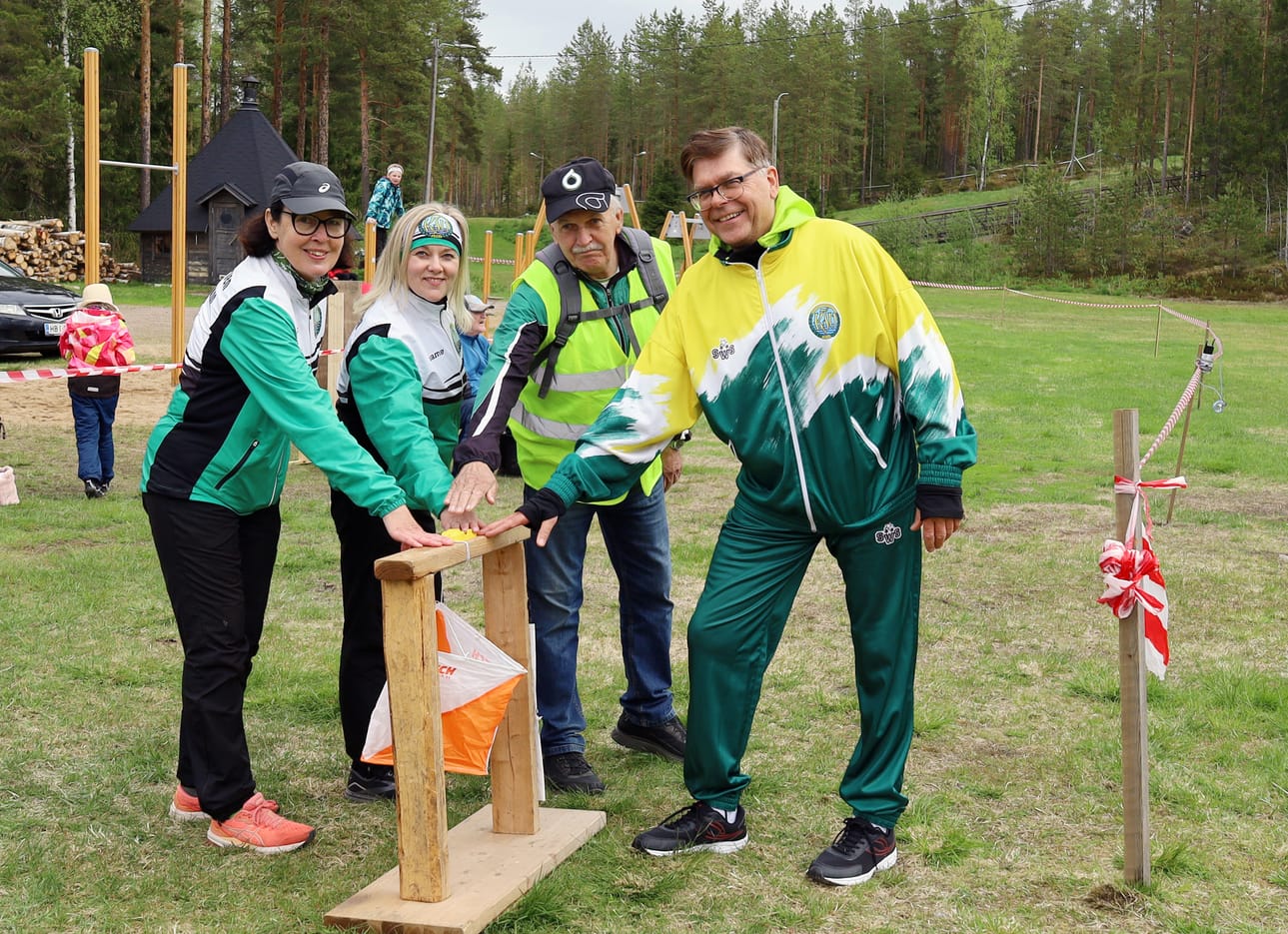 Kortesjärven Järvi-Veikkojen yleisurheilujaoston puheenjohtaja ja seuran sihteeri Raija-Liisa Hakala, suunnistusjaoston puheenjohtaja Pia Suomela, jalkapallojaoston puheenjohtaja Jukka Mattila ja seuran puheenjohtaja Jouni Mattila leimasivat 100-vuotisrastin sunnuntaina Kitkan kilpailukeskuksen maalissa.