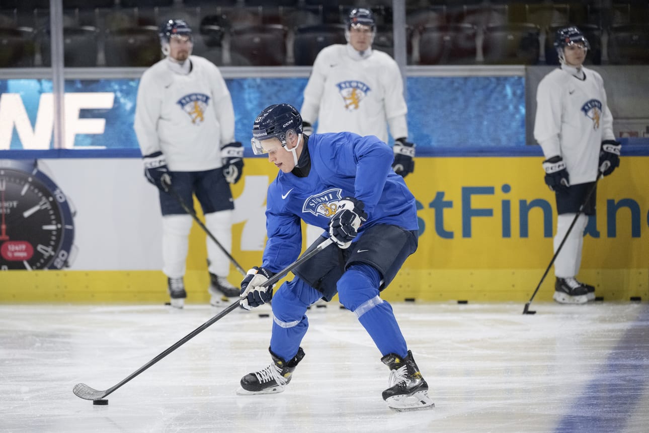 Torniolaislähtöinen Jesse Puljujärvi veivaa kiekkoa illalla Saksaa vastaan MM-kisojen avauksessa.