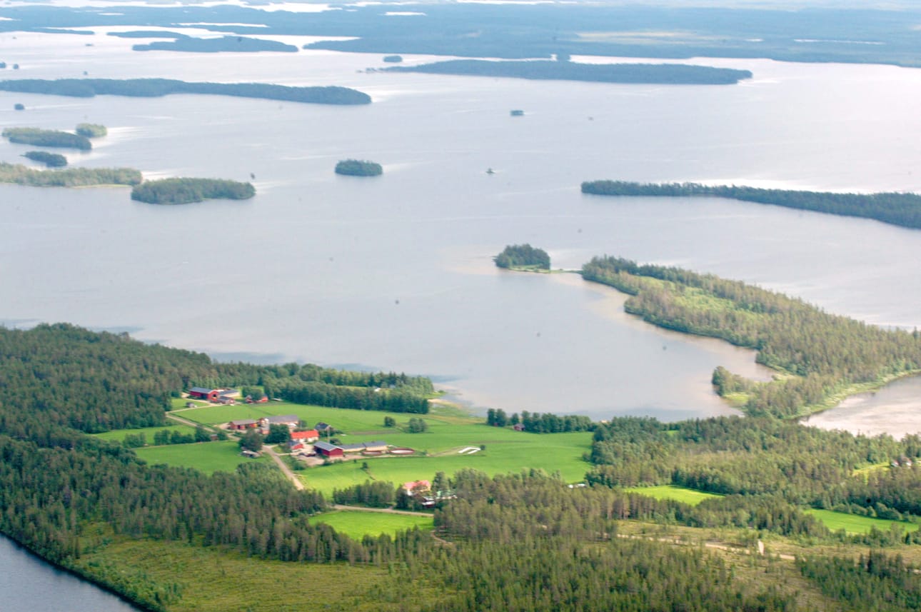 Koillismaan tunnetaan vesistään. Kuvassa Kuusamojärvi.