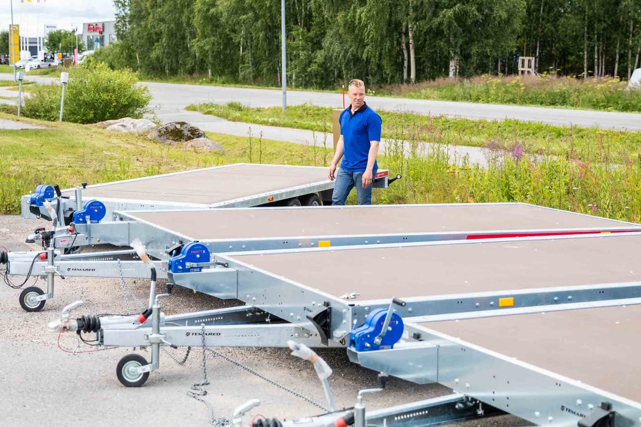 Lakkapään korottomalla rahoituksella on mahdollista saada jarrullinen traileri 82 euron kuukausihintaan (40kk). ”Peräkärryn sijaan voi pienellä lisäkustannuksella saada monikäyttöisen ja turvallisen trailerin. Esimerkiksi yhden moottorikelkan sijasta kyytiin mahtuu kaksi, sillä kantavuutta piisaa.”