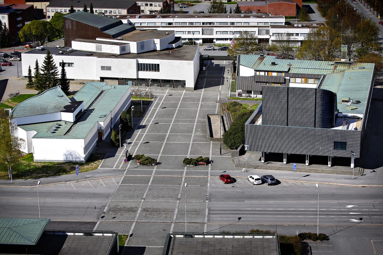 Lakeuden risti -kirkosta avautuu komea näkymä Aalto-keskuksen muihin rakennuksiin. Arkistokuva.