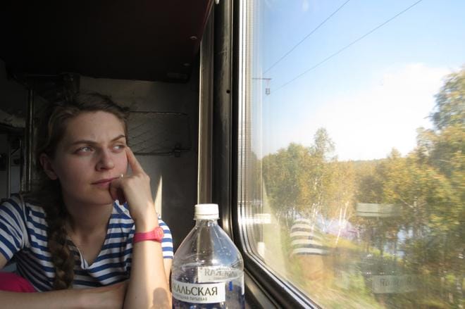 Anna-Sofia Sysser katselee Trans-Siperian junan ikkunasta maisemia, jotka näyttävät suomalaiseen silmään yllättävänkin tutuilta. KUVA: Mikko Piispa