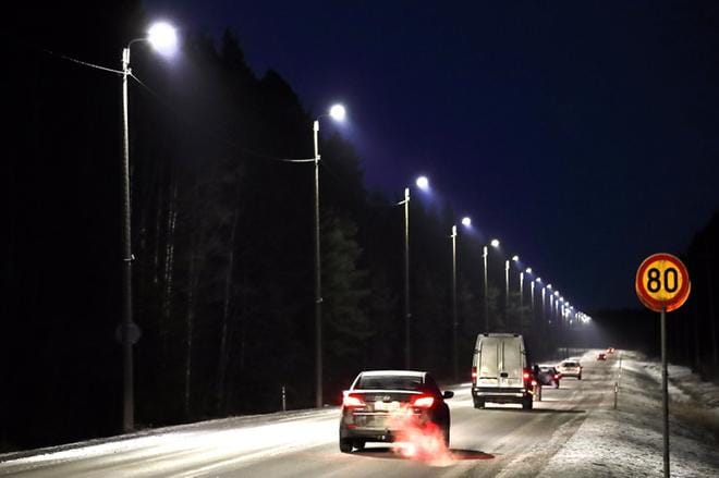 Katuvalaistuksen uusiminen led-tekniikalla toimivaksi on yksi toimenpide, jolla kunnat pyrkivät suitsimaan energiankulutustaan. ARKISTOKUVA: JOUKO HÄNNINEN