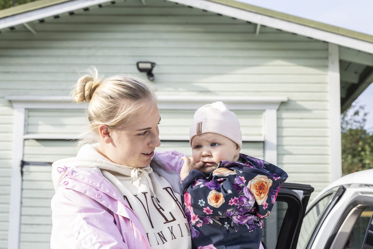 Neea Lehtimäki pelaa jääkiekkoa naisten mestiksessä kaukana Vaasasta. Nemi-tytär matkustaa yleensä äitinsä mukana peleihin ja häntä hoivaavat isovanhemmat äidin ollessa jäällä.