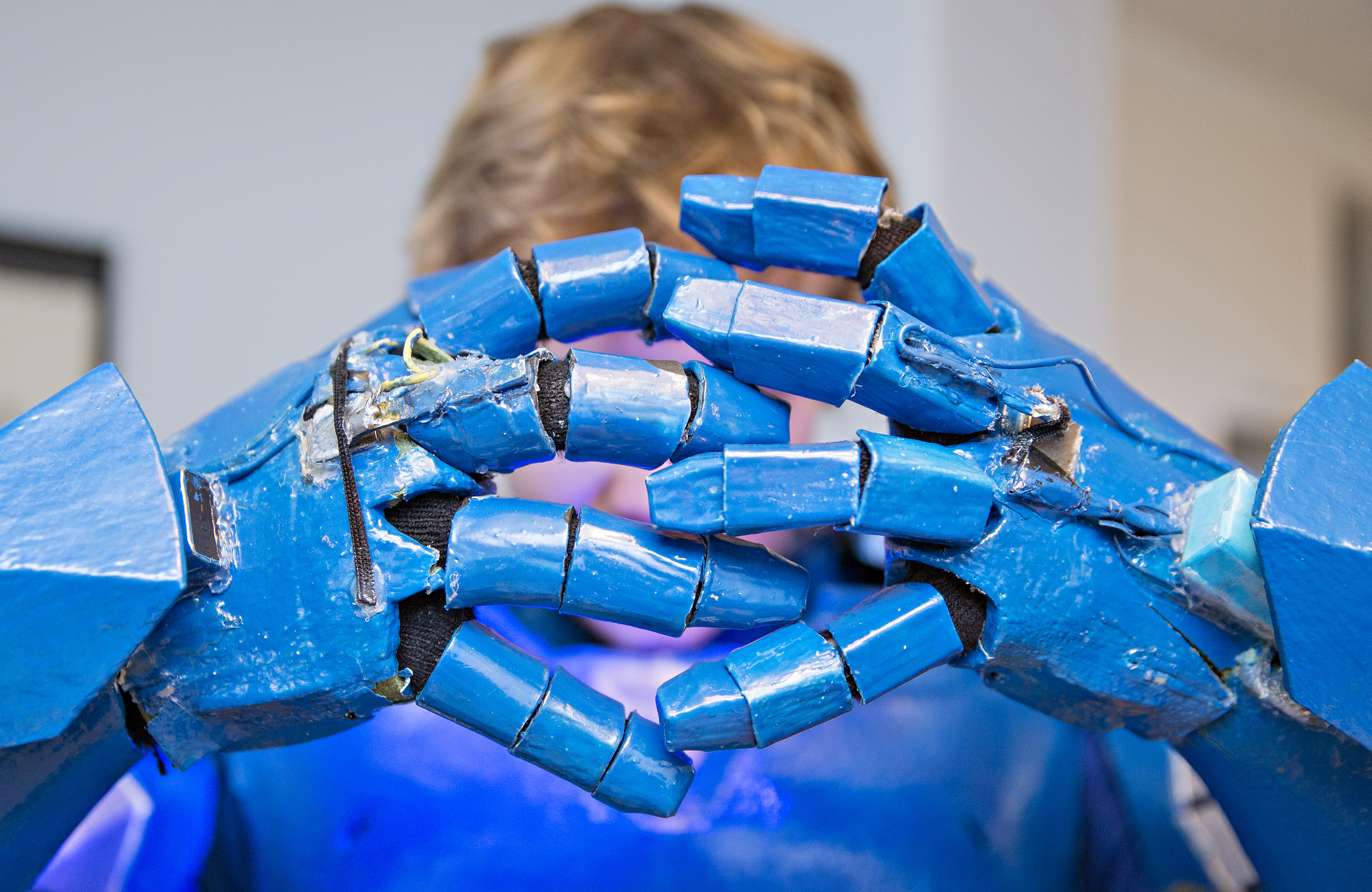 Robottipuvun runko syntyy pahvista ja alumiinista, päälle muotoillaan retkipatjan paloja.