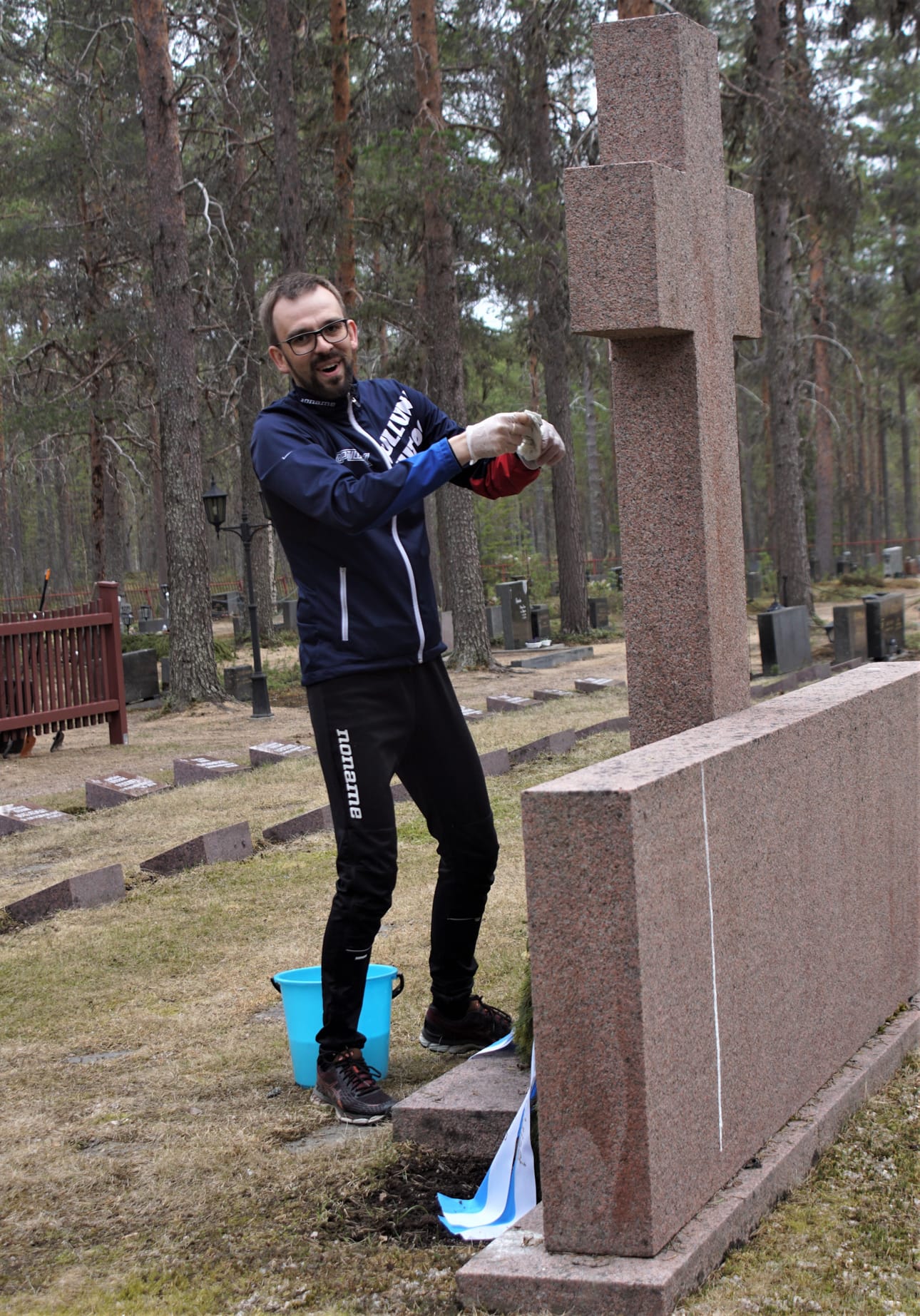Kirkkoherra Timo Liikanen puhdisti sankarivainajien muistomerkkiä edustuskuntoon.