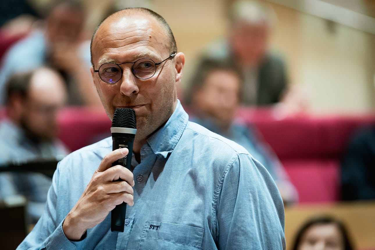 Hippi Hovi kutsutaan paikalle, kun tarvitaan monikielistä juontajaa. Hän juontaa suomeksi, ruotsiksi ja englanniksi. Arkistokuva.