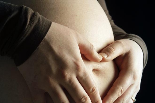 Johtajaylilääkäreiden muistion mukaan ei ole lääketieteellisesti perusteltua antaa hedelmöityshoitoja naispareille. Se osoittaa, että hoidon ulkopuolelle on haluttu jättää nimenomaisesti naisen kanssa parisuhteessa olevat naiset, jolloin menettelyä voidaan pitää myös yhdenvertaisuuslain mukaisena välittömänä syrjintänä. KUVA: Hanna Leppänen