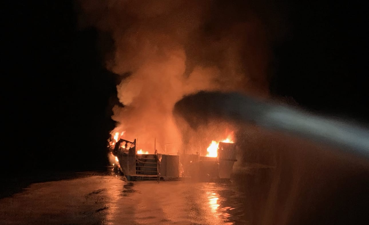 Paikallisen paloviranomaisen kuva Conception-onnettomuusaluksen pelastustöistä.