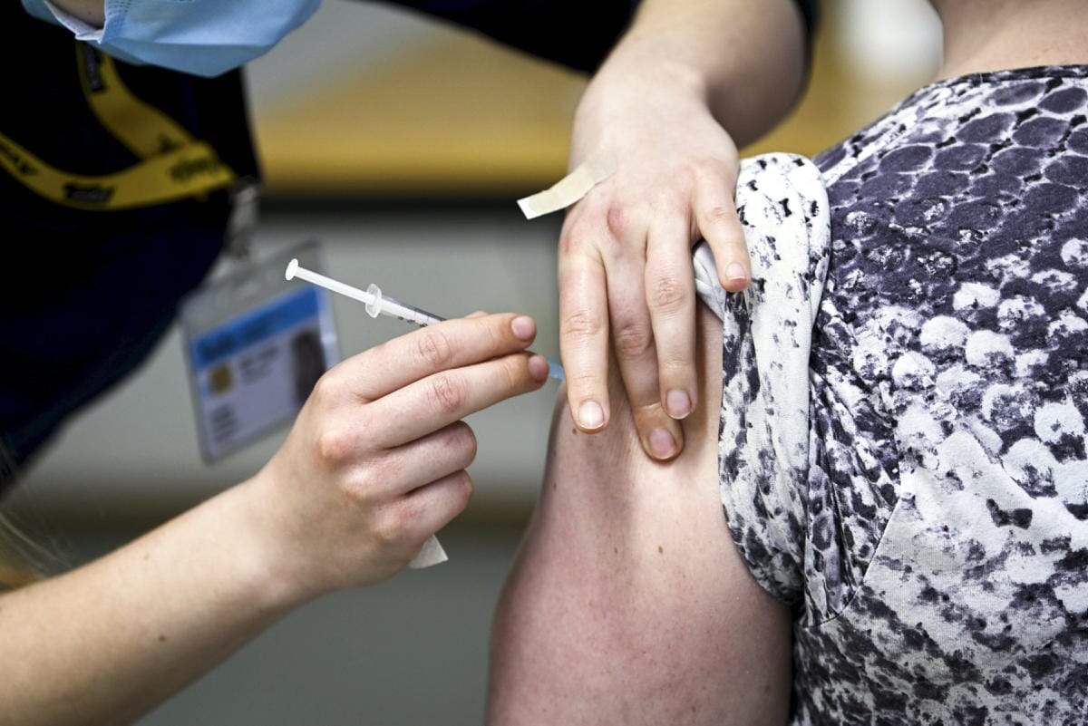 Runsaat 4,3 miljoonaa suomalaista on saanut ainakin yhden koronarokotteen. LEHTIKUVA / EMMI KORHONEN