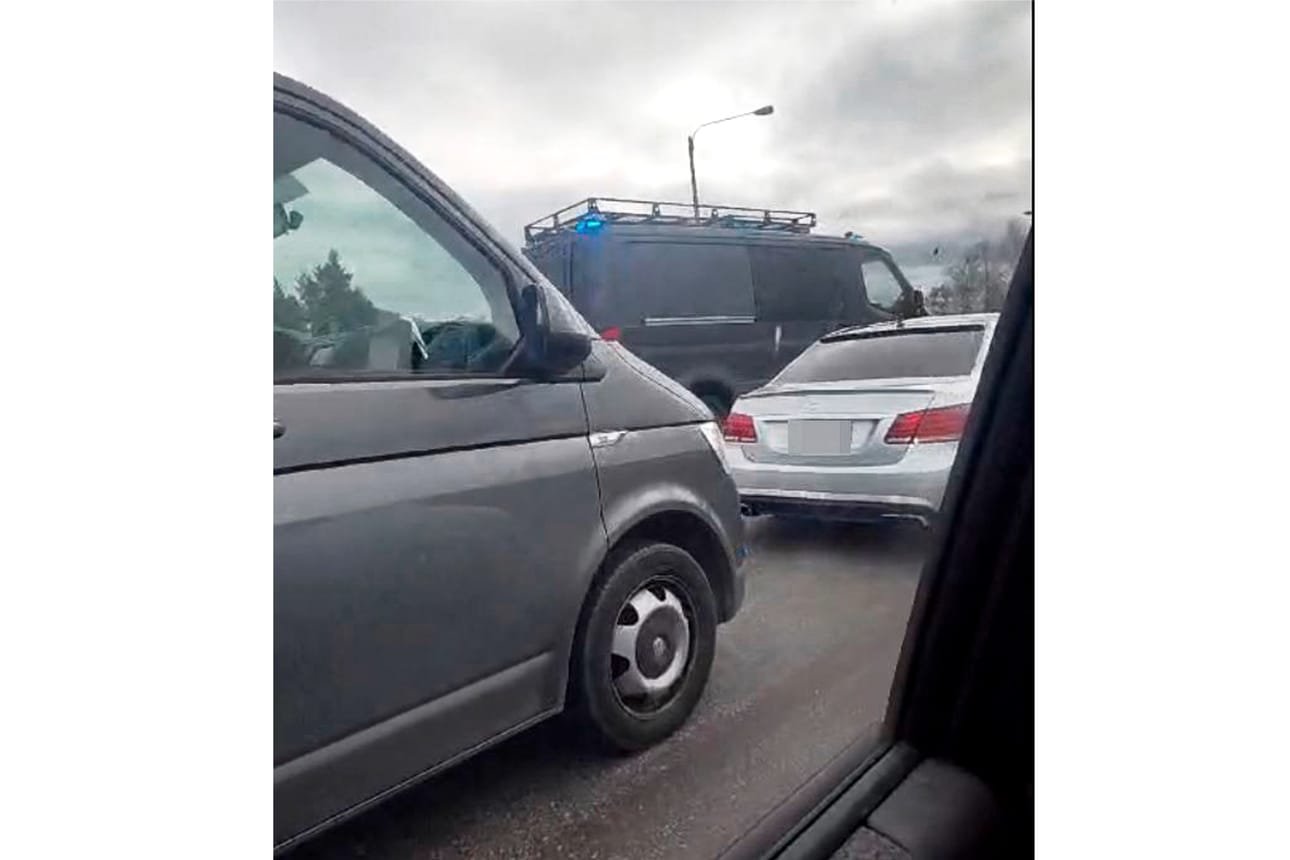 Tunnuksettomat poliisiautot saartoivat Mercedes Benzin lauantaina Jalasjärvellä kolmostien ja Seinäjoentien risteyksessä. Lukijan kuva.