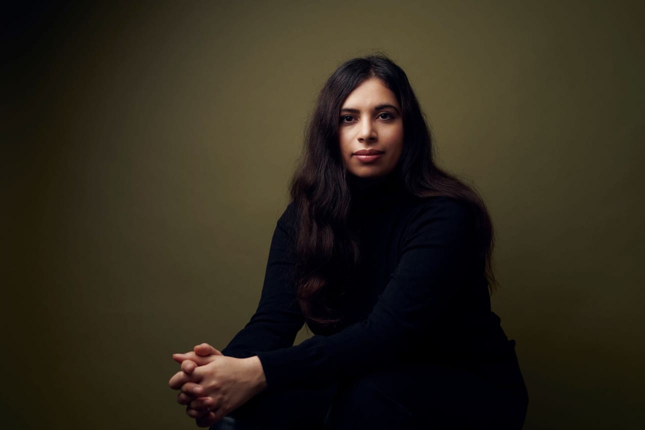 Irakilaistaustainen Sara Al Husaini syntyi pakolaisleirillä Saudi-Arabiassa. Hän vietti lapsuutensa Kuopiossa.